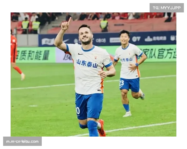 山东泰山高效反击战术奏效，克雷桑点射破门助球队迈出填坑第一步