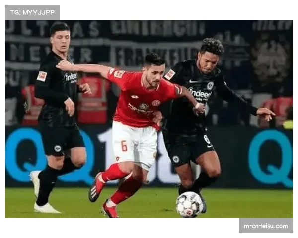 图卢兹三后卫横向展开留身后空间 洛里昂反击专打此区域